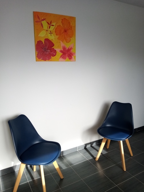 2 chaises à l'intérieur du cabinet